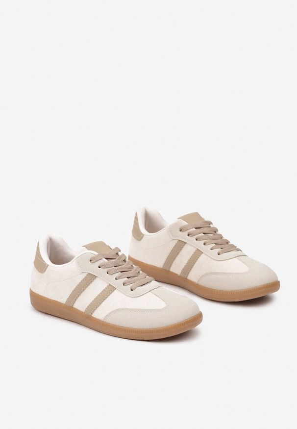 Renee - Beżowe Casualowe Sneakersy z Ekozamszu na Płaskiej Podeszwie Pemeriana. Okazja: na co dzień. Nosek buta: okrągły. Zapięcie: sznurówki. Kolor: beżowy. Materiał: jeans. Wzór: aplikacja. Obcas: na płaskiej podeszwie