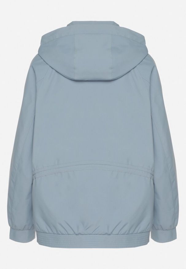 Born2be - Niebieska Kurtka Parka o Pudełkowym Kroju ze Ściągaczem w Talii i Kapturem Sesoliena. Okazja: na co dzień, na spacer. Kolor: niebieski. Materiał: jeans. Długość rękawa: długi rękaw. Długość: długie. Styl: elegancki, casual