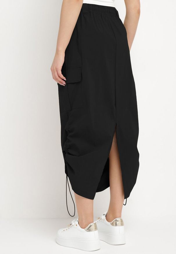 Born2be - Czarna Spódnica z Kieszeniami w Stylu Cargo na Dole Ściągacze ze Stoperem Obilasa. Okazja: na co dzień. Kolor: czarny. Materiał: tkanina. Styl: elegancki, klasyczny, casual