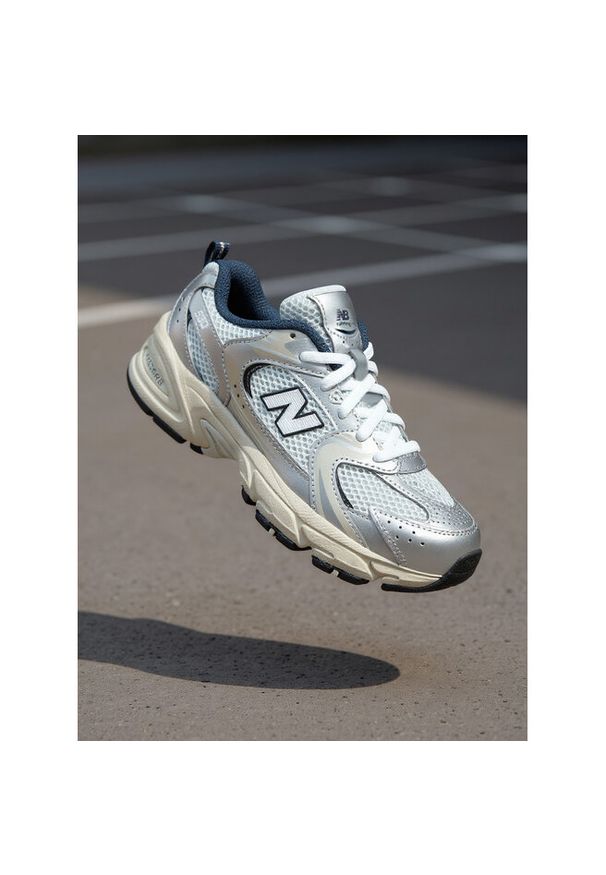 Sneakersy New Balance. Kolor: srebrny