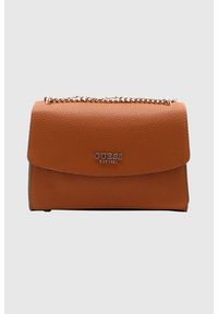 Guess - GUESS Brązowa kopertówka damska Calista. Kolor: brązowy. Materiał: skórzane