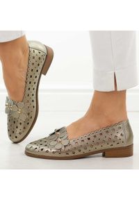 Złote ażurowe półbuty damskie M.Daszyński 25113-7. Okazja: na co dzień. Kolor: złoty. Szerokość cholewki: normalna. Wzór: ażurowy. Materiał: skóra. Sezon: wiosna, lato. Obcas: na obcasie. Styl: casual, elegancki, klasyczny, wizytowy. Wysokość obcasa: niski #1