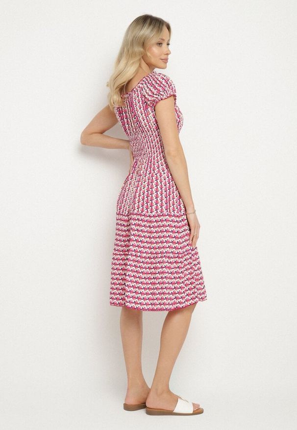 Born2be - Różowa Sukienka z Bawełny Ozdobiona Guzikami i Bufiastymi Rękawami Ronaria. Okazja: na co dzień. Kolor: różowy. Materiał: bawełna. Wzór: aplikacja. Sezon: wiosna, lato. Typ sukienki: sportowe. Styl: casual, sportowy, klasyczny