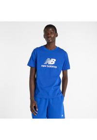 Koszulka męska New Balance MT41502BUM – niebieska. Kolor: niebieski. Materiał: bawełna, dresówka. Długość rękawa: krótki rękaw. Długość: krótkie. Wzór: nadruk, napisy