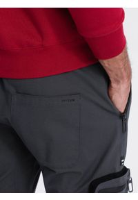 Ombre Clothing - Męskie spodnie JOGGERY z odstającymi i zapinanymi kieszeniami cargo - grafitowe V6 OM-PAJO-0135 - XXL. Kolor: szary. Materiał: bawełna, tkanina, elastan, guma. Wzór: nadruk #8