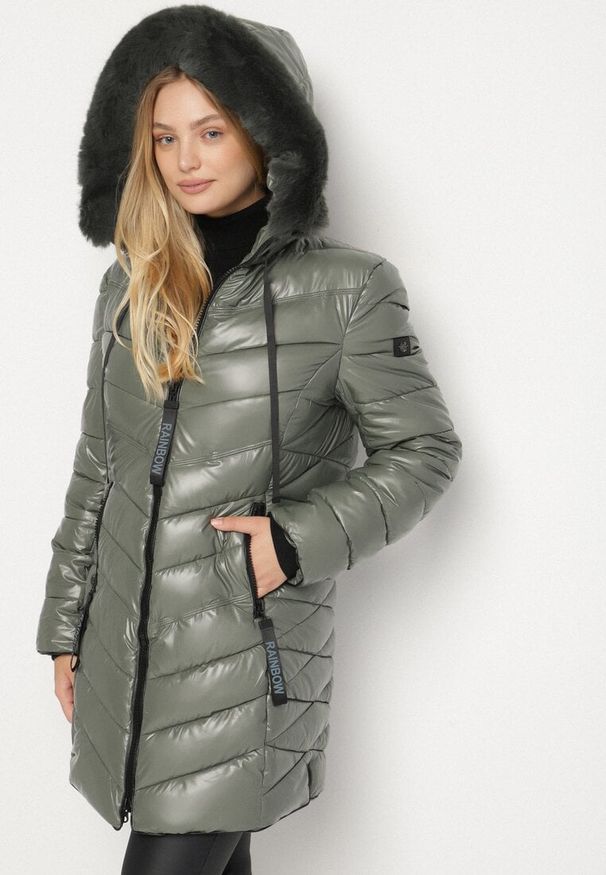 Born2be - Zielona Pikowana Kurtka z Kapturem z Futerkiem Zorria. Typ kołnierza: kaptur. Kolekcja: plus size. Kolor: zielony. Materiał: futro. Wzór: aplikacja