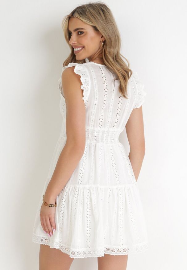 Born2be - Biała Sukienka Agniga. Typ kołnierza: dekolt w kształcie V, kołnierz z falbankami. Kolor: biały. Materiał: materiał, bawełna, koronka. Wzór: koronka, haft. Długość: mini