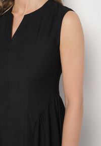 Born2be - Czarna Wiskozowa Sukienka o Rozkloszowanym Kroju Lirice. Okazja: na co dzień. Kolor: czarny. Materiał: wiskoza. Typ sukienki: proste. Styl: klasyczny, elegancki, casual