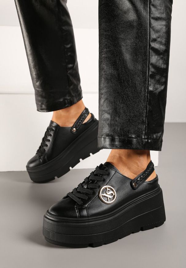 Born2be - Czarne Sneakersy Vices na Grubej Tłoczonej Podeszwie z Paskiem na Pięcie i Metaliczną Ozdobą Zenfedi. Okazja: na co dzień. Zapięcie: pasek. Kolor: czarny. Materiał: jeans. Szerokość cholewki: normalna. Wzór: aplikacja