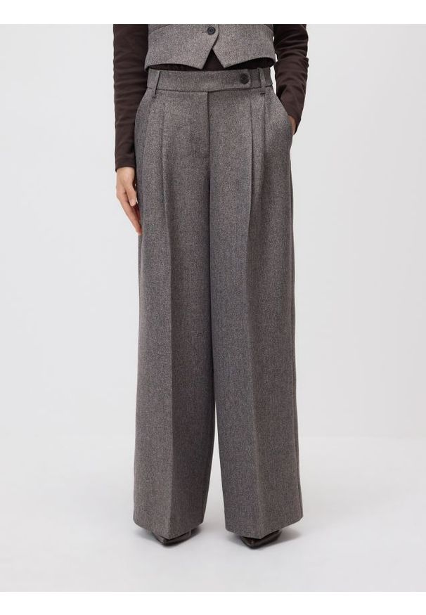 Reserved - Spodnie z zakładkami - brązowy. Kolor: brązowy. Materiał: tkanina