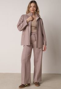 Born2be - Beżowy Dzianinowy Komplet Dresowy z Wiskozą Bluza ze Stójką i Spodnie Nevenira. Kolor: beżowy. Materiał: dzianina, wiskoza, dresówka #1