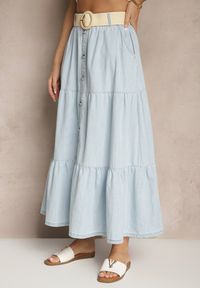 Renee - Jasnoniebieska Jeansowa Spódnica z Bawełny o Rozkloszowanym Kroju z Paskiem i Guziczkami Nattenira. Okazja: na co dzień. Kolor: niebieski. Materiał: bawełna, jeans. Styl: casual, elegancki #3