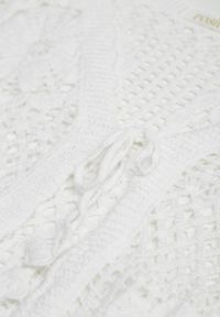 Renee - Biały Ażurowy Kardigan-Narzutka z Bawełny w Stylu Boho z Wiązaniem Panestra. Okazja: na co dzień. Kolor: biały. Materiał: bawełna. Wzór: ażurowy. Sezon: lato. Styl: boho #6