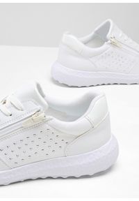 bonprix - Sneakersy z błyszczącymi kamieniami. Kolor: biały #2
