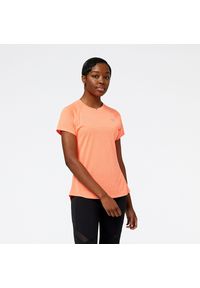 Koszulka damska New Balance WT21262ODR – pomarańczowa. Kolor: pomarańczowy. Materiał: poliester, materiał. Sezon: lato. Sport: fitness, bieganie