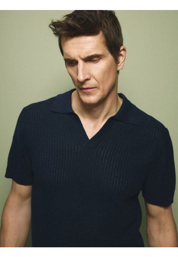 Reserved - Koszulka polo z lnem - granatowy. Typ kołnierza: polo. Kolor: niebieski. Materiał: len