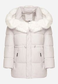 Born2be - Biała Kurtka z Pikowanymi Przeszyciami i Kapturem z Futerkiem Galiadia. Okazja: na co dzień, na spacer. Kolor: biały. Materiał: futro. Styl: klasyczny, casual, sportowy #2