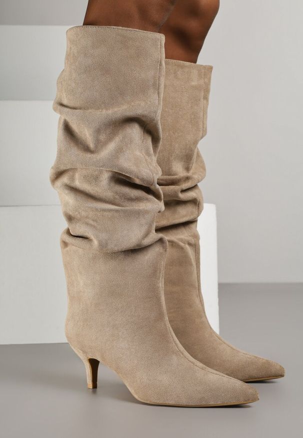 Born2be - Ciemnobeżowe Marszczone Kozaki na Obcasie Typu Kaczuszka Alevitte. Okazja: na co dzień. Zapięcie: bez zapięcia. Kolor: beżowy. Materiał: jeans. Obcas: na obcasie. Styl: elegancki, casual, klasyczny. Wysokość obcasa: średni