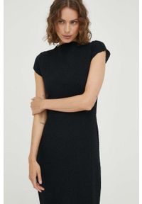 Samsoe & Samsoe - Samsoe Samsoe sukienka kolor czarny midi dopasowana. Kolor: czarny. Materiał: tkanina. Długość rękawa: krótki rękaw. Wzór: gładki. Typ sukienki: dopasowane. Styl: klasyczny. Długość: midi #5