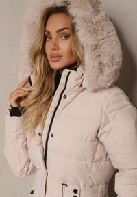 Renee - Jasnobeżowa Kurtka z Pikowaniem Odpinanym Kapturem i Futerkiem z Paskiem Vortinay. Okazja: na co dzień. Kolor: beżowy. Materiał: futro. Styl: elegancki, casual #5