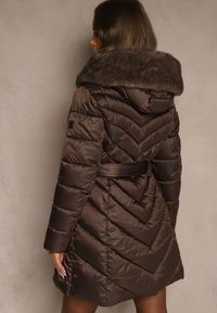 Renee - Brązowa Kurtka z Pikowanym Przeszyciami Wiązanym Paskiem i Kapturem z Futrem Fenida. Kolor: brązowy. Materiał: futro. Styl: elegancki #3