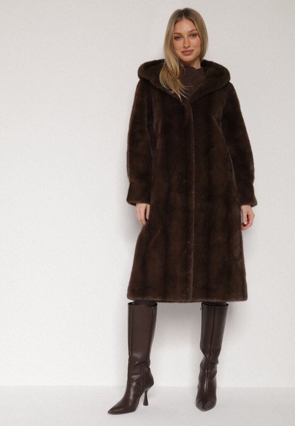 Born2be - Brązowy Płaszcz Futerko w Pionowy Wzór z Kapturem Cahroris. Typ kołnierza: kaptur. Kolor: brązowy. Materiał: futro. Styl: elegancki, klasyczny