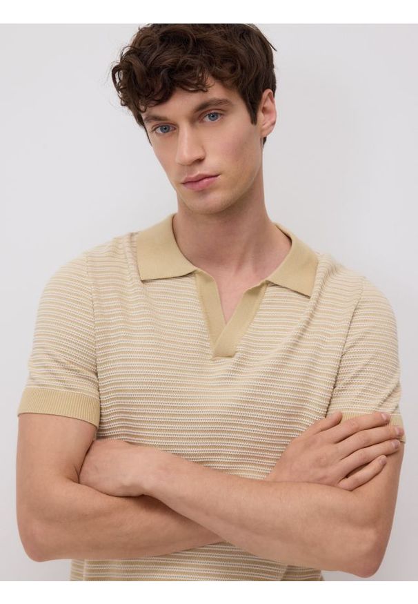 Reserved - Sweter polo z wiskozą - kremowy. Typ kołnierza: polo. Kolor: kremowy. Materiał: wiskoza