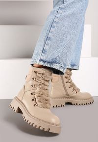 Born2be - Ciemnobeżowe Causualowe Trapery Zdobione Futerkiem na Języku Charnas. Nosek buta: okrągły. Zapięcie: zamek. Kolor: beżowy. Wzór: aplikacja. Materiał: futro. Sezon: zima. Obcas: na obcasie. Styl: klasyczny. Wysokość obcasa: niski #1