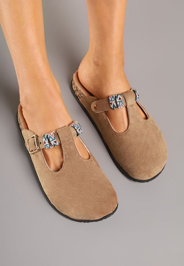 Born2be - Ciemnobeżowe Klapki Chodaki z Ozdobnymi Wycięciami i Klamerką Nilra. Okazja: na co dzień. Kolor: beżowy. Sezon: lato. Styl: elegancki, casual