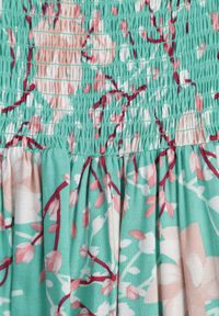 Born2be - Zielona Rozkloszowana Sukienka w Kwiaty z Marszczonym Dekoltem Disteria. Okazja: na co dzień. Kolor: zielony. Materiał: jeans. Wzór: kwiaty. Sezon: wiosna, lato. Styl: elegancki, vintage, casual #2