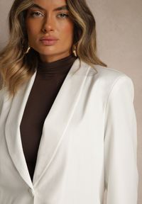 Renee - Biała Jednorzędowa Marynarka z Usztywnionymi Ramionami Avodvira. Okazja: na co dzień. Kolor: biały. Materiał: jeans. Styl: casual #5