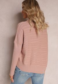 Renee - Różowy Asymetryczny Sweter z Wełną Ozdobiony Tłoczeniem Aurorrsa. Kolor: różowy. Materiał: wełna. Wzór: aplikacja #4