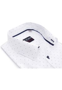 Modini - Biała koszula męska z krótkim rękawem we wzór MK23. Kolor: biały. Materiał: bawełna, poliester, tkanina. Długość rękawa: krótki rękaw. Długość: krótkie. Styl: klasyczny #1