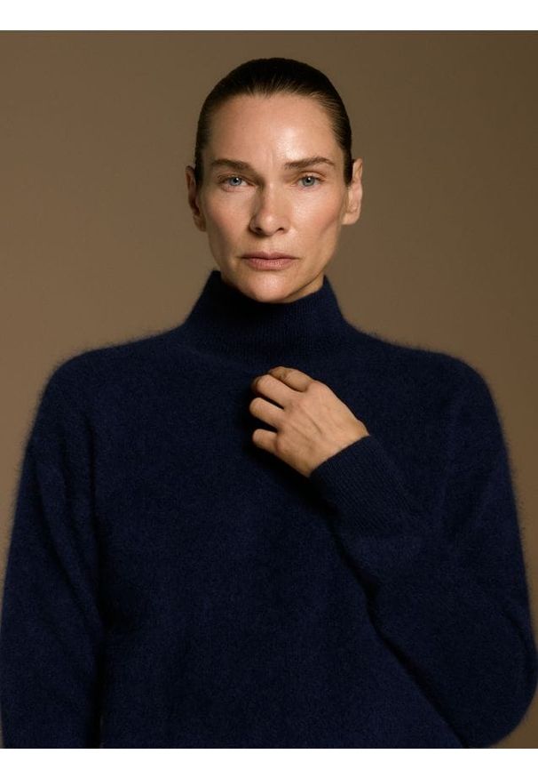 Reserved - Wełniany golf z dodatkiem kaszmiru - granatowy. Typ kołnierza: golf. Kolor: niebieski. Materiał: wełna, kaszmir