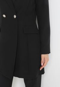 Born2be - Czarna Marynarka Taliowana Dwurzędowa Swed. Kolor: czarny. Długość rękawa: długi rękaw. Długość: długie. Styl: elegancki #6