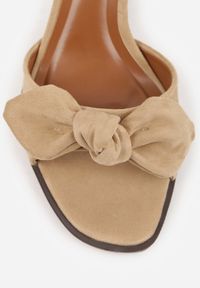 Renee - Beżowe Klapki na Szpilce VICES Ozdobione z Przodu Kokardą Adneiros. Okazja: na imprezę. Kolor: beżowy. Materiał: satyna. Wzór: aplikacja. Obcas: na szpilce #9