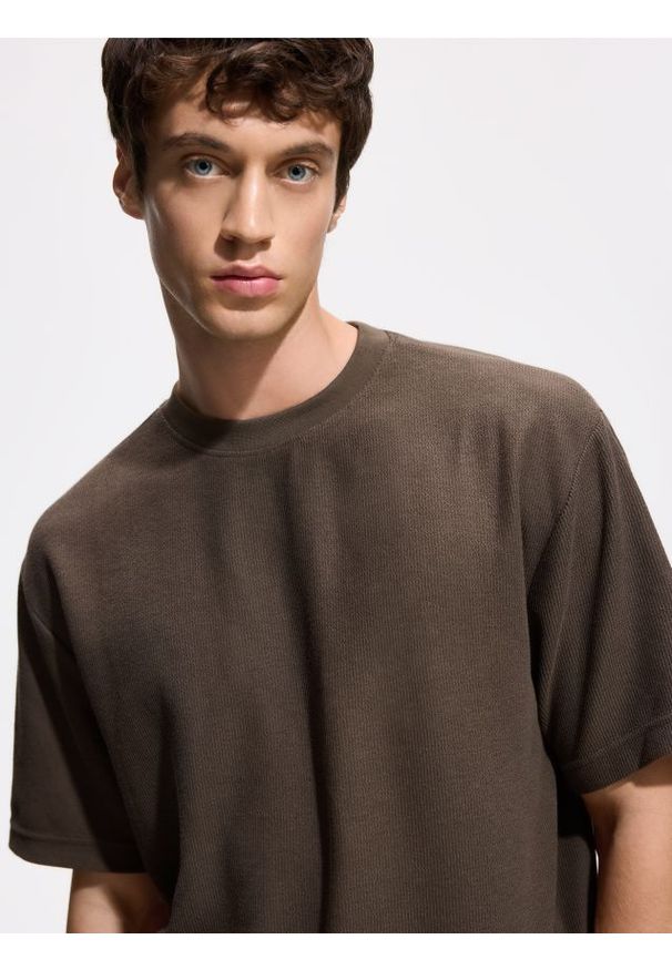 Reserved - Strukturalny t-shirt relaxed fit - brązowy. Kolor: brązowy. Materiał: bawełna, dzianina