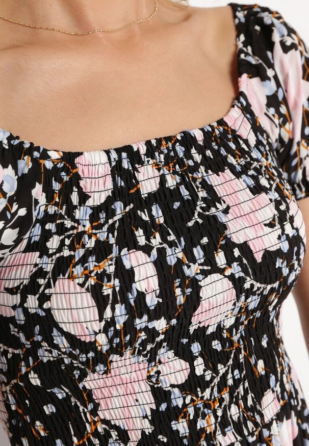 Born2be - Czarno-Biała Rozkloszowana Sukienka w Kwiaty z Marszczonym Dekoltem Disteria. Okazja: na co dzień. Kolor: czarny. Materiał: jeans. Wzór: kwiaty. Sezon: wiosna, lato. Styl: vintage, casual, elegancki