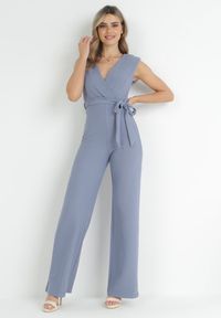Born2be - Jasnoniebieski Kombinezon z Kopertowym Dekoltem i Wiązaniem w Talii Vannessa. Kolekcja: dla wysokich. Kolor: niebieski. Materiał: materiał, prążkowany. Długość: długie #3