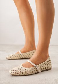 Born2be - Jasnobeżowe Balerinki Ozdobione Ażurowym Motywem i Paskiem Nonaniassi. Okazja: na co dzień. Zapięcie: pasek. Kolor: beżowy. Materiał: jeans. Wzór: ażurowy, aplikacja. Styl: casual, elegancki #1