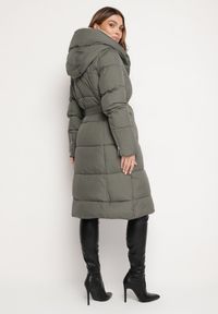 Born2be - Zielona Pikowana Kurtka o Długim Kroju z Kapturem i Wiązanym Paskiem Neandira. Okazja: na co dzień. Typ kołnierza: kaptur. Kolor: zielony. Materiał: jeans, materiał. Długość rękawa: długi rękaw. Długość: długie. Sezon: zima, jesień. Styl: klasyczny, casual, elegancki #3