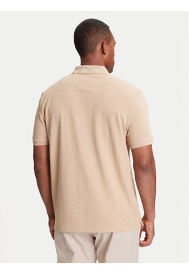 Guess Polo M5YP34 KCJV1 Beżowy Regular Fit. Typ kołnierza: polo. Kolor: beżowy. Materiał: bawełna