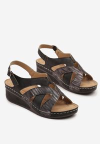 Renee - Czarne Sandały Vices z Ozdobnym Tłoczeniem na Paskach Ovisira. Okazja: na co dzień. Zapięcie: pasek. Kolor: czarny. Materiał: jeans. Obcas: na obcasie. Styl: elegancki, klasyczny, casual. Wysokość obcasa: średni #5