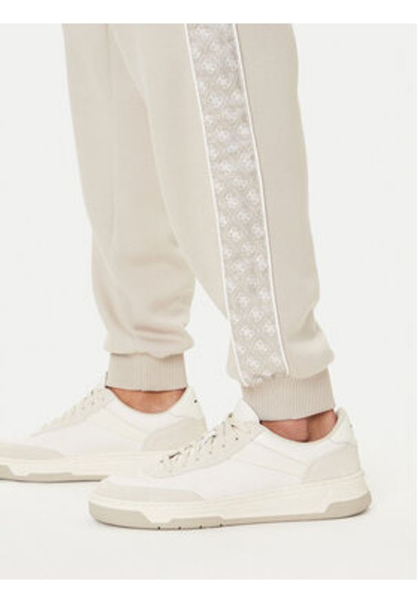 Guess Spodnie dresowe Z5BB18 KB3P2 Beżowy Regular Fit. Kolor: beżowy. Materiał: bawełna
