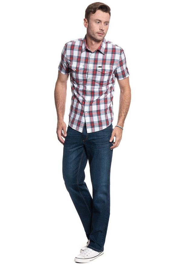 Lee - LEE LEE WESTERN SS SHIRT BRIGHT RED L641IDEF 112115324. Okazja: na co dzień, na spotkanie biznesowe, na randkę. Typ kołnierza: kaptur. Materiał: bawełna, jeans, materiał. Długość rękawa: krótki rękaw. Długość: krótkie. Sezon: lato. Styl: biznesowy, casual