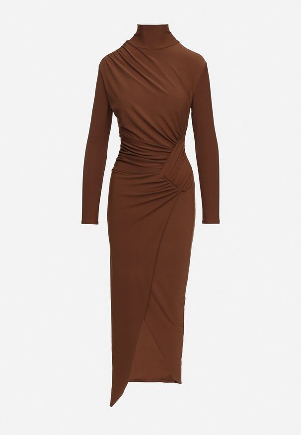 Born2be - Brązowa Wieczorowa Sukienka z Półgolfem i Marszczeniami Emelisse. Okazja: na spotkanie biznesowe, na co dzień. Kolor: brązowy. Materiał: skóra. Styl: wizytowy