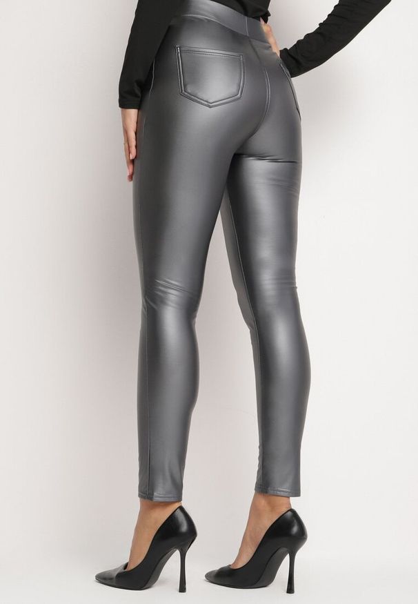 Born2be - Ciemnoszare Legginsy z Ekoskóry z Wysokim Stanem i Wsuwanymi Kieszeniami Rievalia. Stan: podwyższony. Kolor: szary. Materiał: skóra. Sezon: zima