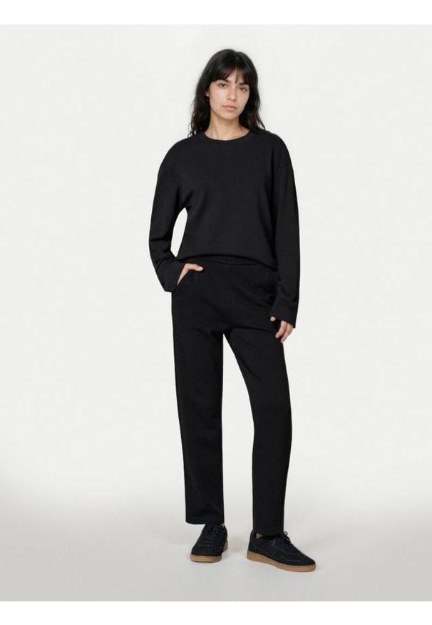Sinsay - Spodnie dresowe z prostą nogawką - czarny. Kolor: czarny. Materiał: dresówka