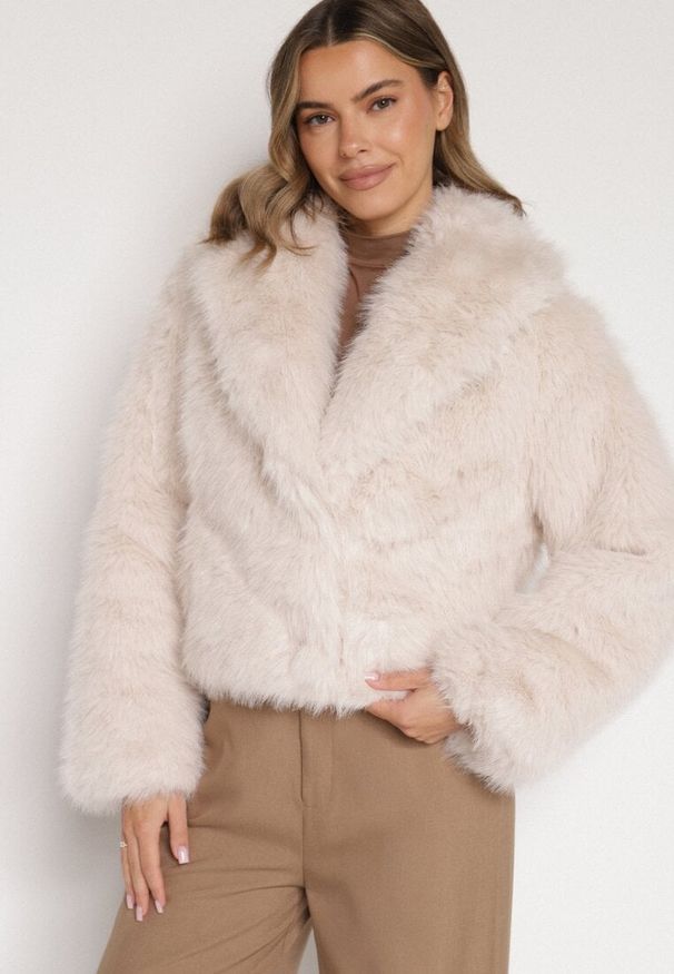 Born2be - Beżowa Kurtka Futrzana z Ozdobnym Kołnierzem Wedoria. Okazja: na co dzień. Kolor: beżowy. Materiał: futro. Styl: casual