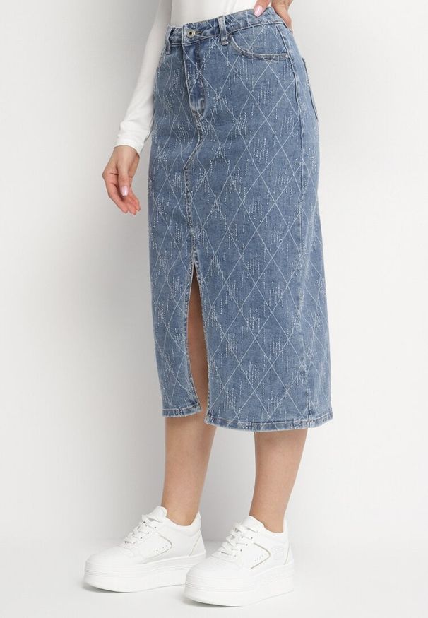 Born2be - Niebieska Bawełniana Jeansowa Spódnica z Wysokim Stanem z Przetarciami Arisenna. Okazja: na co dzień. Stan: podwyższony. Kolor: niebieski. Materiał: bawełna, jeans. Styl: elegancki, casual